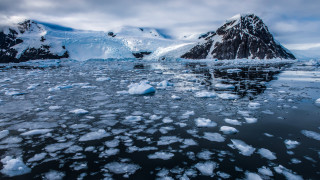 Mountain ice lake icefloe beach - snow and ice free wallpaper