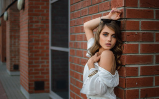 Woman brick wall blue eyes - a woman leaning against a brick wall free wallpaper