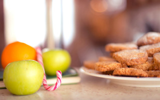 Food plate candycane fruit blurry - an apple free wallpaper