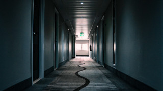 Long hallway white door green - a long hallway free wallpaper