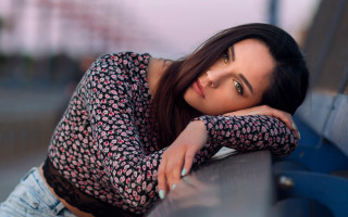 Woman leaning bench photorealistic portrait - her chin free wallpaper