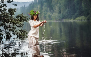 Woman white dress water flower - a flower crown free wallpaper