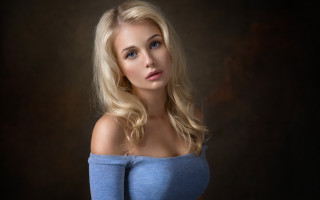 Blonde woman blue shirt jeans - a picture free wallpaper for desktop