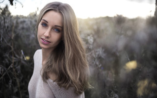 Woman longhair flowerfield smiling blueeyes - free textures wallpaper