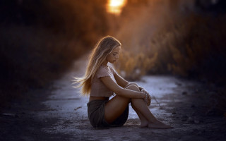 Woman sitting sunset blonde barefoot - her knee free wallpaper for desktop