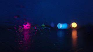 Blurry streetlight rain glass night - drop free wallpaper