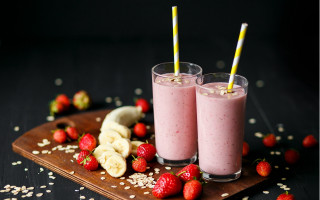 Smoothie glasses strawberries bananas christmas - a cutting board free wallpaper