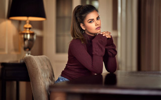 Woman sitting crossed arms lamp - the side with free wallpaper