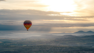 Hot air balloon valley clouds - a hot air balloon free wallpaper for desktop
