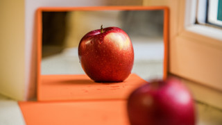 Red apple table mirror reflection - eve disher free wallpaper