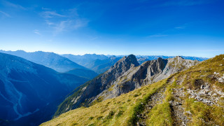 Mountain view grassy slope horizon - panoramic free wallpaper