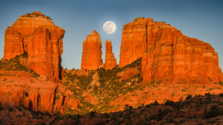 Full moon mountains desert autumn - a full moon free wallpaper