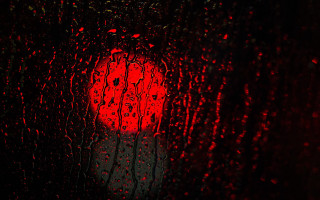 Red light rain window water - a red light in the background free wallpaper