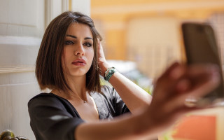 Woman cellphone holding brown eyes - her phone free wallpaper