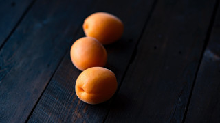 Three oranges wooden table minimalism - the other free wallpaper
