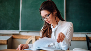 Woman glasses reading classroom chalkboard - hard focus free wallpaper