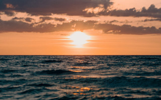 Sunset ocean boat clouds horizon 2 - a sunset over the ocean free wallpaper for desktop