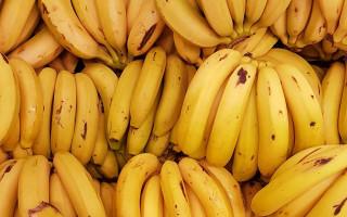 Ripe banana pile brown spots - on free wallpaper