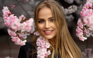 Blonde woman blue eyes floral - anna hotchkis free wallpaper