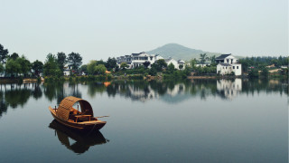 Small boat lake hillside architecture - a small boat free wallpaper