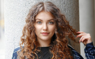 Woman curly hair wind green - curly hair free wallpaper