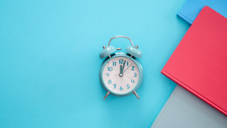 Alarm clock blue table red - technique free wallpaper for desktop