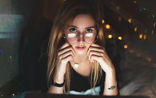 Eszter mattioni woman glasses laptop - hard focus free wallpaper