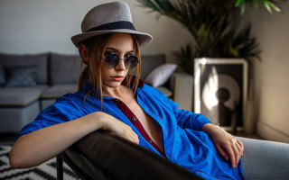 Woman hat sunglasses couch livingroom - a hat and sunglasses free wallpaper