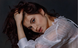 Woman hands hair rococo portrait - fashion photoshoot free wallpaper