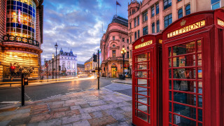 Red telephone booths urban skyline - a couple free wallpaper