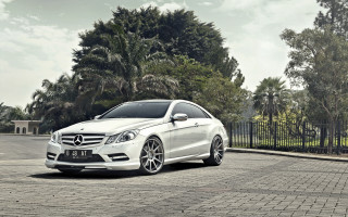 White mercedes benz 3d render - pearlescent free wallpaper