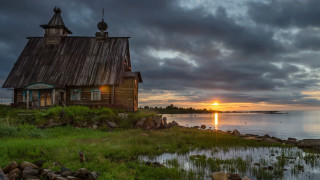 Wooden house green field water - a lush green field next free wallpaper