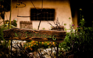 Wooden sign garden building tilt - a wooden sign free wallpaper for desktop