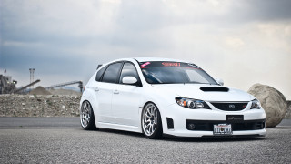 White car rock pile pearlescent - pearlescent free wallpaper