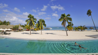 Swimming pool beach palm trees - a boat in the background and a boat free wallpaper