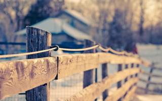 Wooden fence wire house snow - a house in the background free wallpaper for desktop