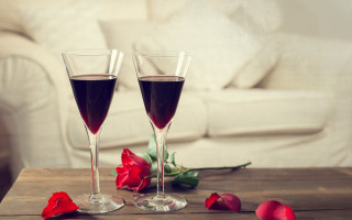 Wine glasses roses couch romantic - a white couch free wallpaper