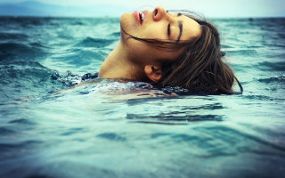 Woman ocean floating closed eyes - underwater free wallpaper