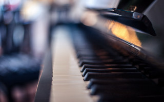 Piano closeup blurry background shallow - baroque free wallpaper