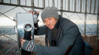 Man hat scarf camera city - a camera in front free wallpaper