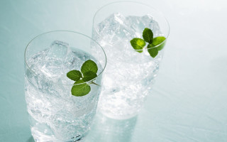 Water glasses ice leaf blue - a light reflection free wallpaper