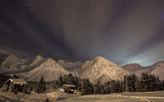 Snowy mountain cabin forest night - long exposure free wallpaper for desktop