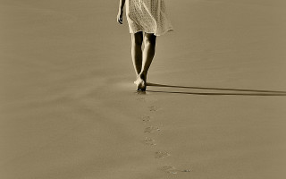 Woman beach hat dress footprints - fiona stephenson free wallpaper