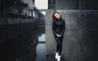 Woman wall pockets urban portrait - her pocket free wallpaper