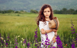 Little girl flower field hat - little free wallpaper for desktop
