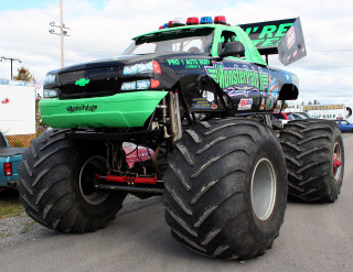 Monster truck large tire road - a large tire free wallpaper