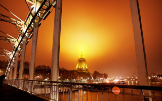 Eiffel tower night red sky - a view of the eiffel tower free wallpaper