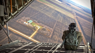 Man runway picture plane green - dynamic perspective free wallpaper