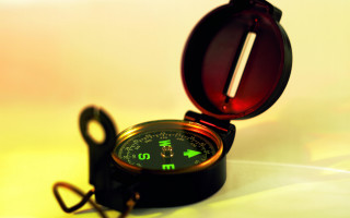 Compass red case yellow background - pathfinder free wallpaper