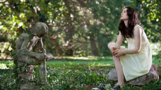 Woman rock statue christmas garden - a rock next free wallpaper